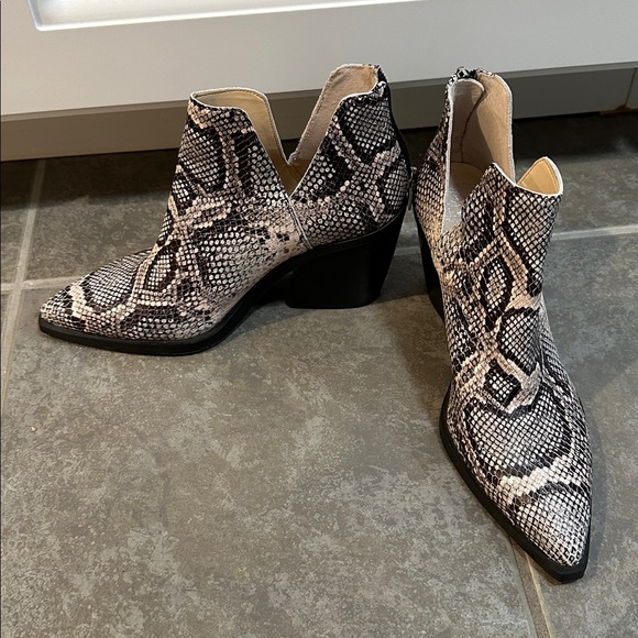 Vince Camuto Gigietta Booties - Picture 4 of 10